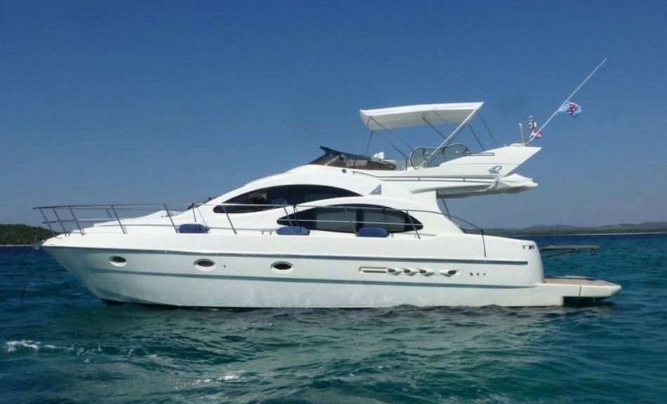 Azimut 42FT Luxury Yacht Rental in Dubai