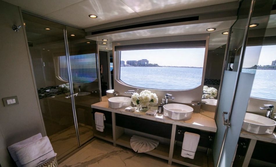 Dolce Vita 105ft Luxury Yacht Rental Dubai