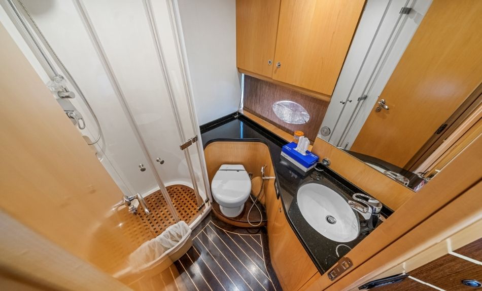 Integrity 55ft Yacht Hire Dubai Toilet