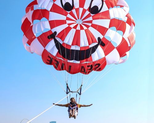 15 Mints Dubai Parasailing Tour